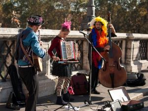 PEPA, PLUMES E PAILLETTES