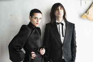 BOBBY GILLESPIE e JEHNNY BETH